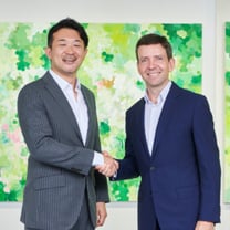 アットコスメが20周年で初めてロゴ刷新、日本ロレアルとのパートナーシップでオリジナル商品開発も